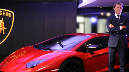 Nejvyšší šéf Lamborghini byl výsadkář, teď chce v Česku zdvojnásobit prodeje