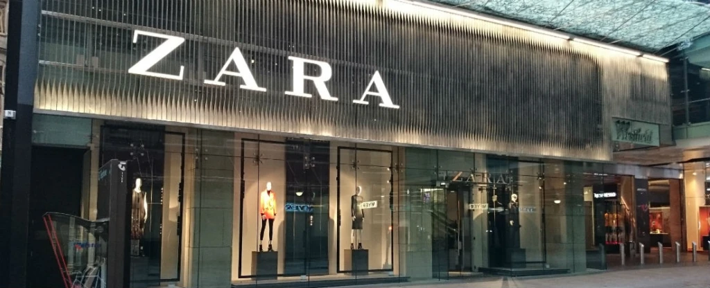 Oděvní gigant ZARA má další problém, bývalý zaměstnanec ji žaluje za diskriminaci