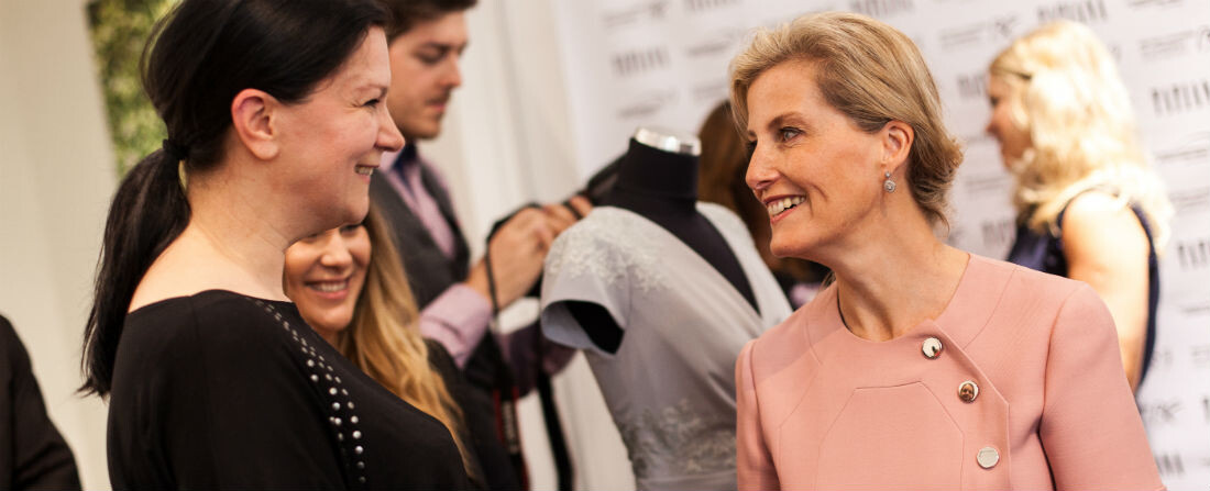 Jak se šijí šaty na královskou svatbu? Česká návrhářka uspěla ve světové konkurenci