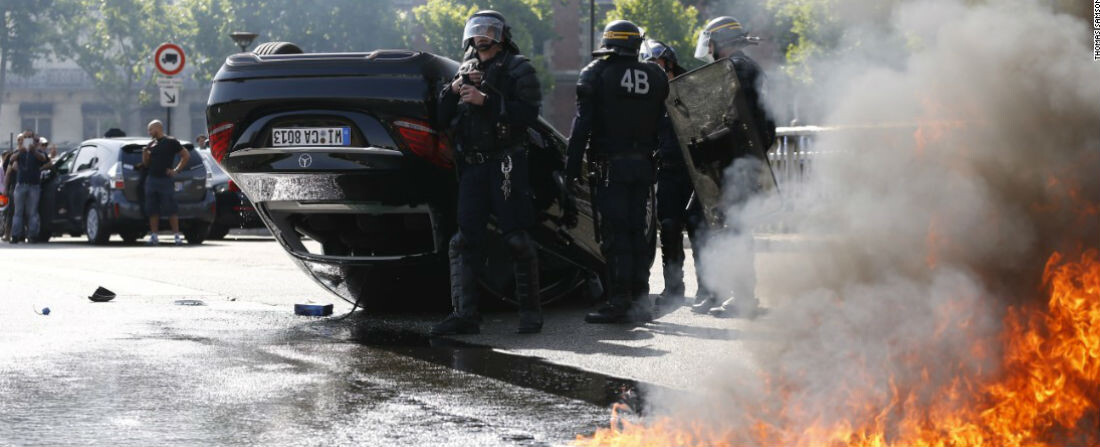Francouzští taxikáři vzali Uber útokem. Z protestů se stala pouliční válka