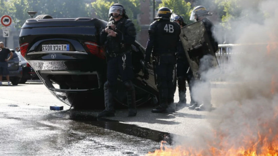 Francouzští taxikáři vzali Uber útokem. Z protestů se stala pouliční válka