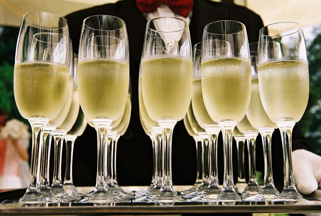 Šumivá vína nejsou jen šampaňské. 5 tipů od nejlepšího českého sommeliera