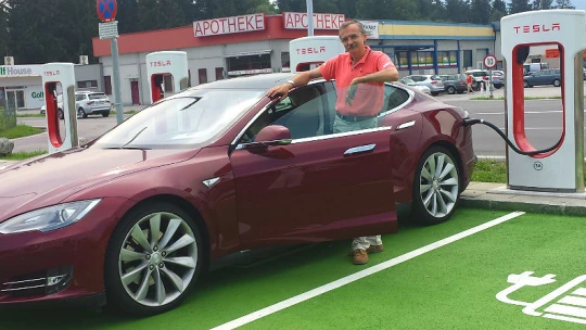 Z Tesly Rožnov do auta Tesla. Příběh muže, který miluje elektromobily