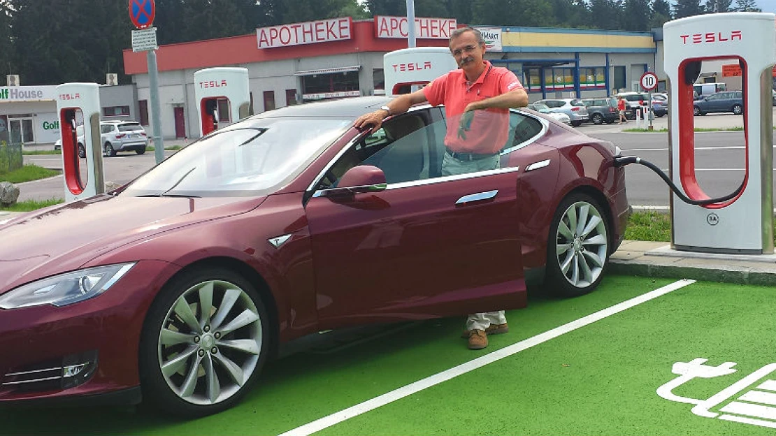 Z Tesly Rožnov do auta Tesla. Příběh muže, který miluje elektromobily