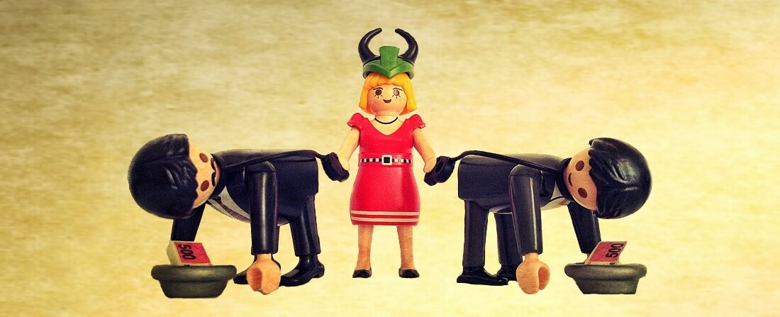 Hračky Playmobil se v rukou řeckého umělce změnily v satiru. A výrobce zuří