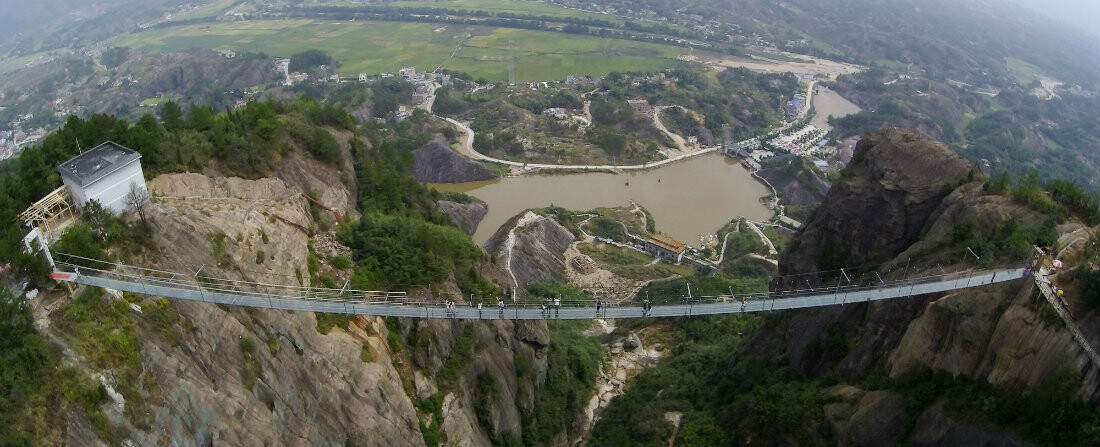 Adrenalinová bomba: v Číně se otevřel nejdelší prosklený most na světě