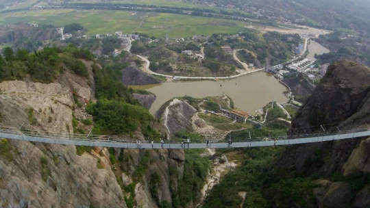 Adrenalinová bomba: v&nbsp;Číně se otevřel nejdelší prosklený most na světě