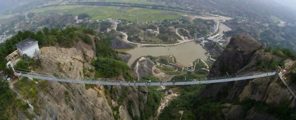 Adrenalinová bomba: v&nbsp;Číně se otevřel nejdelší prosklený most na světě