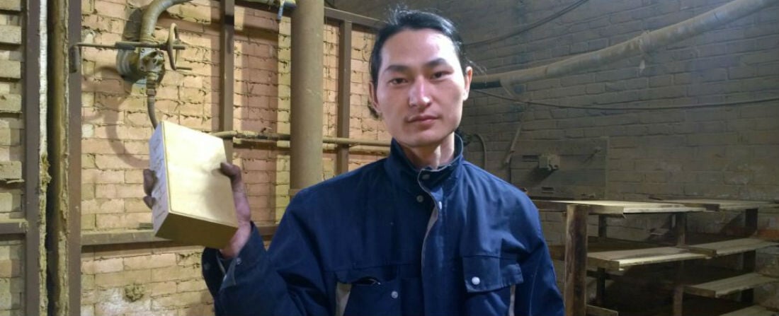 Čínský umělec sto dní vysával pekingský smog a z toho, co sesbíral, vyrobil cihlu