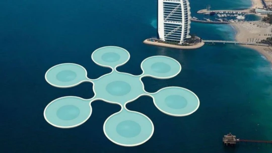 Tenis pod mořem? V&nbsp;Dubaji žádný problém