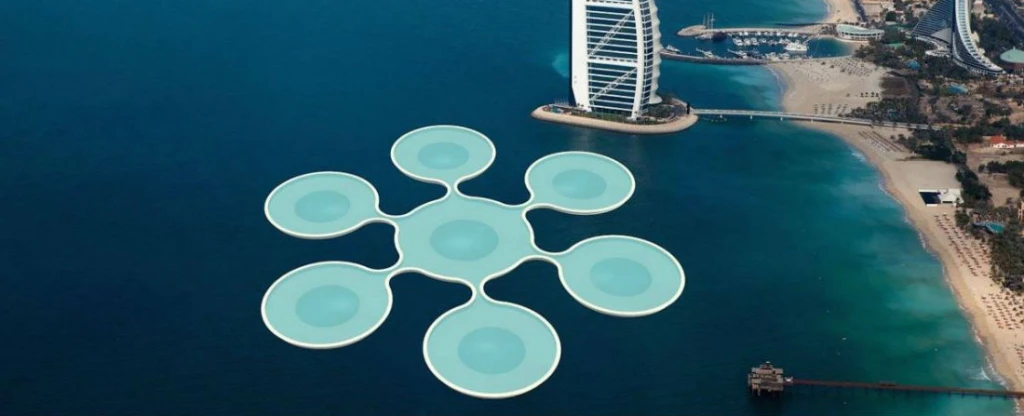 Tenis pod mořem? V&nbsp;Dubaji žádný problém