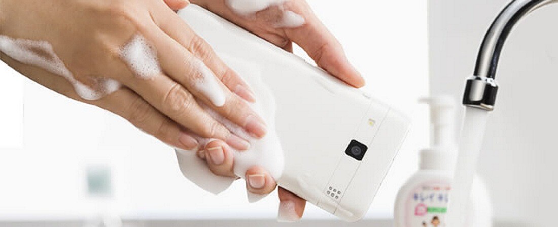 Japonci mají první telefon na světě, který můžete namydlit a opláchnout