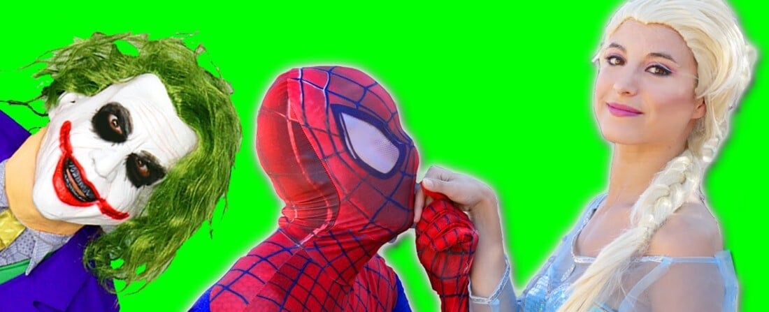 Kostým Spider-Mana a kamera. Bizarní videa vydělávají na YouTube statisíce