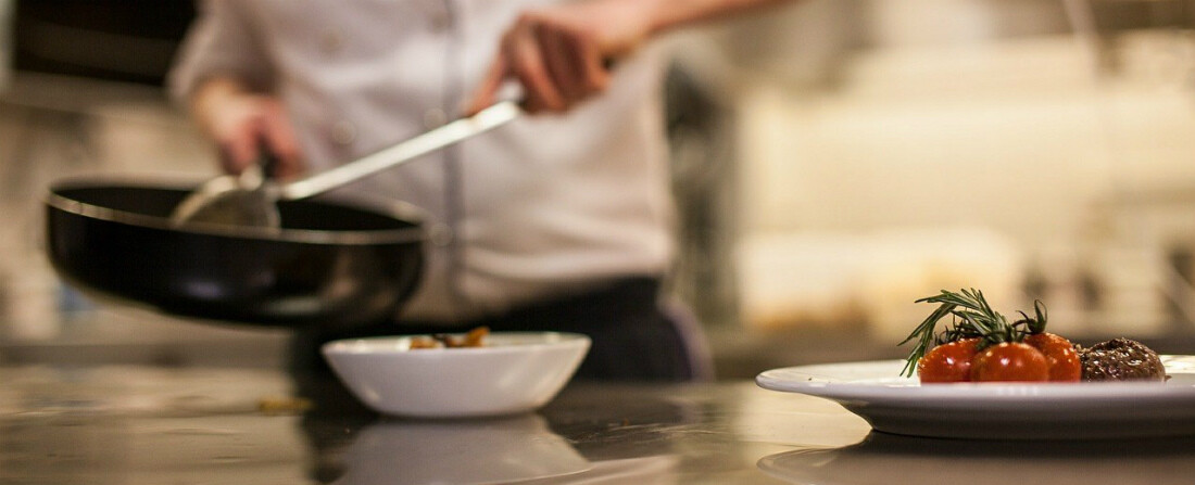 Jak vypadá kuchyň budoucnosti? Drony roznášejí jídlo a stůl radí s recepty