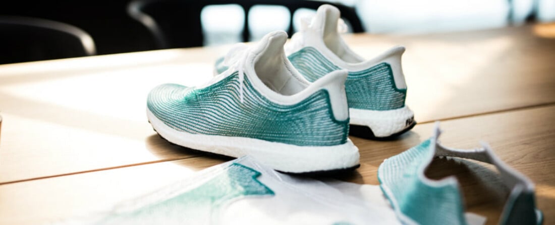 Z oceánů na vaše nohy. Adidas zpracovává plastový odpad do úžasných bot