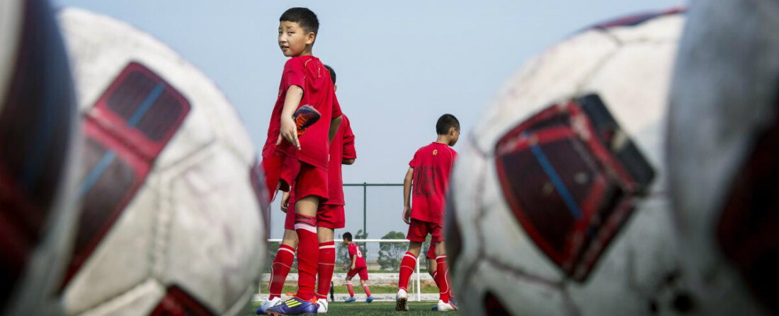 Fotbal made in China. Jak si Číňané půjčí Nedvěda a vyrobí si vlastního