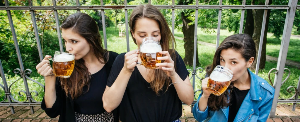 Tradice, vytříbená chuť i&nbsp;prostituce. Proč se říká, že ženy pivo nepijí?