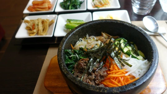 Bibimbap, manukový med, žakie aneb Jídelní trendy podle Googlu