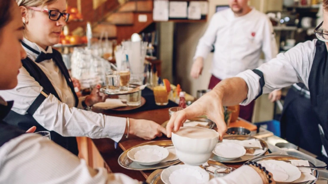 Čelista na pětce chce dřezian a mindu! Jaký slang zní v restauracích