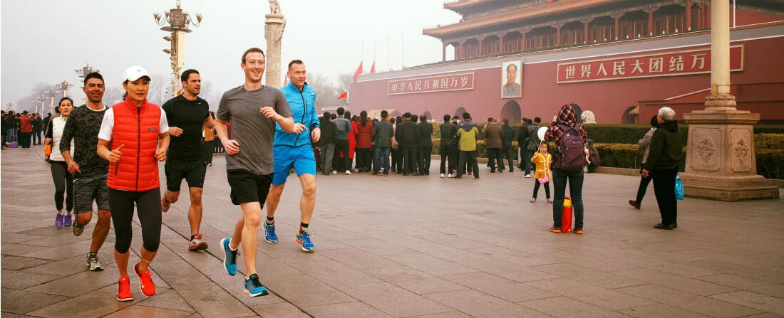 Digitální sluha a běh Pekingem. Jak Zuckerberg tvoří virtuální obraz a proč