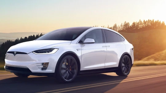 Tesla v&nbsp;garáži druhý den od objednání. Alza spouští prodej elektromobilů