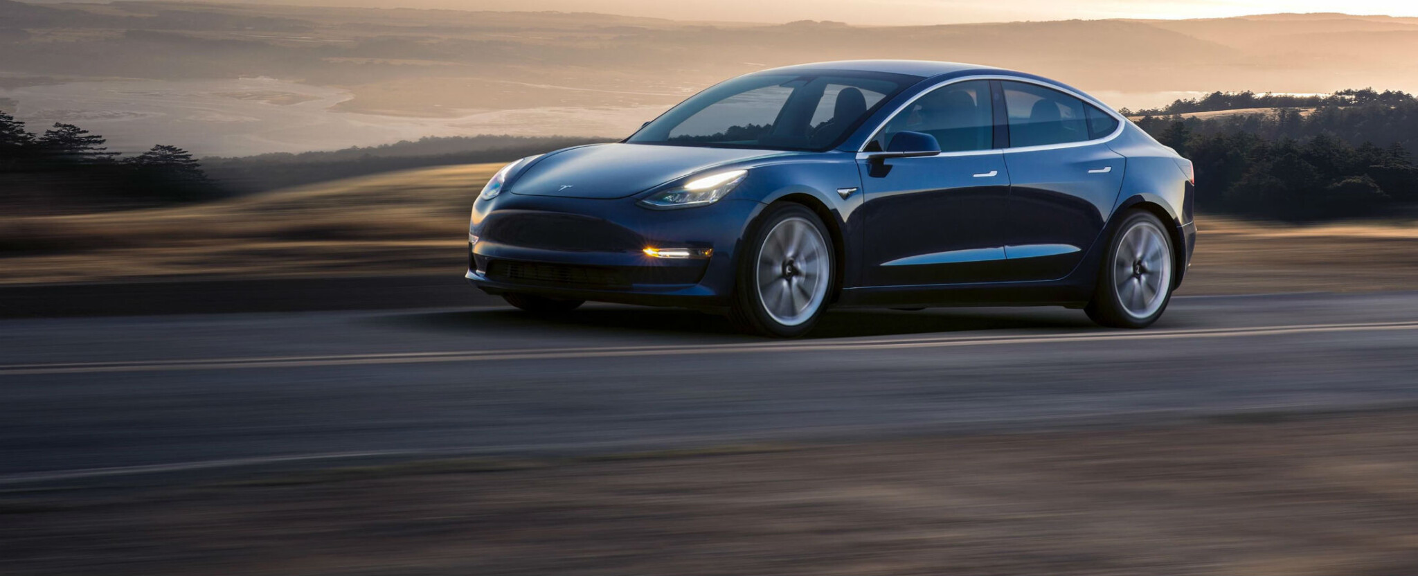 Tesla z burzy: kvůli cash, volným rukám, nebo pompéznímu návratu?