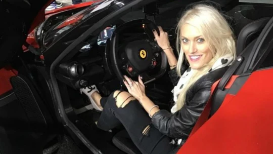 Supercar Blondie. Žena za volantem, jejíž Instagram uhranul Dubaj