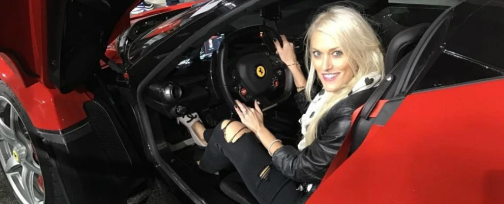 Supercar Blondie. Žena za volantem, jejíž Instagram uhranul Dubaj