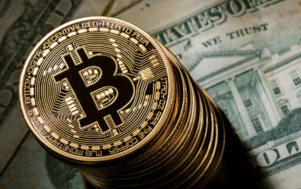 Kurz bitcoinu se v noci propadl pod šedesát tisíc dolarů. Byl nejníže od května