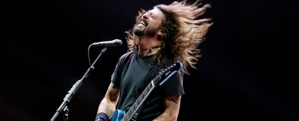 Co dělá frontman Foo Fighters s&nbsp;penězi a&nbsp;proč říká o&nbsp;Tesle, že je stupidní