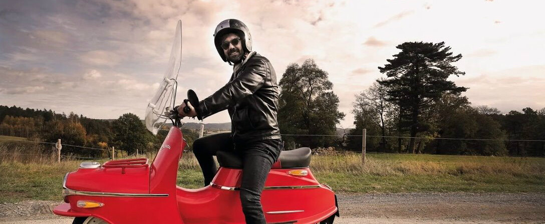 Od lidí vybral 15 milionů, teď s nimi Brit oživuje legendární české motorky