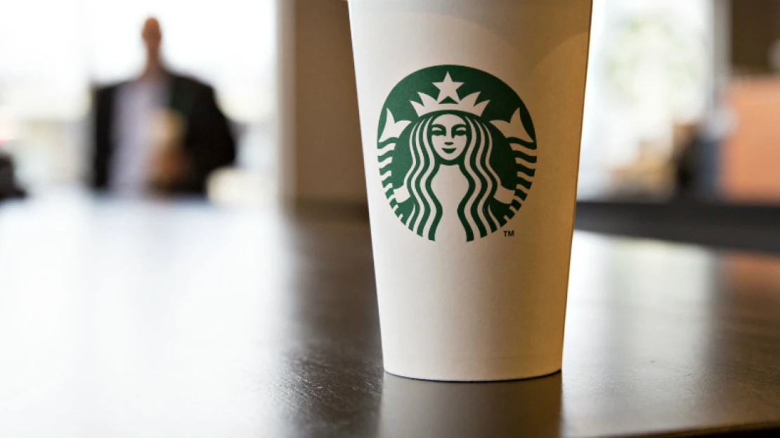 Kritika za tryskáč. Nový šéf Starbucks to na sítích schytává za létání do práce