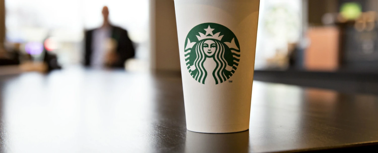 Kritika za tryskáč. Nový šéf Starbucks to na sítích schytává za létání do práce