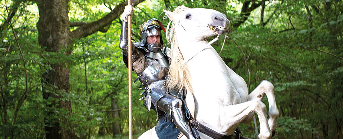 Britský milionář miluje brnění a koně, a tak žije jako středověký rytíř