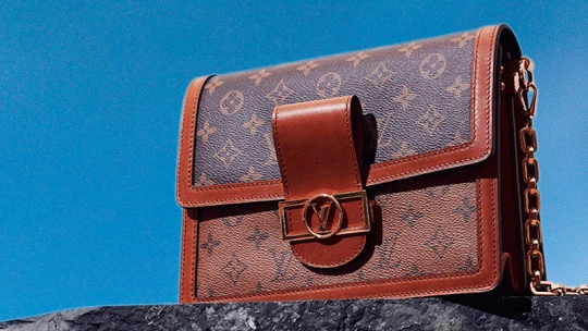 Louis Vuitton vs. Hermès. Která luxusní ikona je autentičtější?