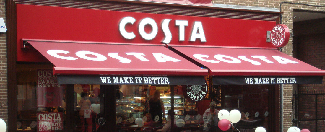 Boj s epidemií ticha. Costa Coffee zavádí tlachací stolky pro osamělé
