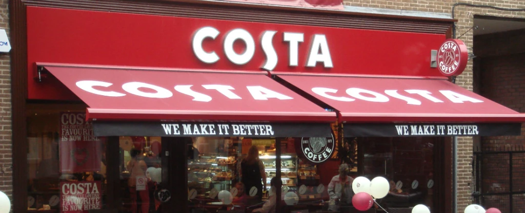 Boj s&nbsp;epidemií ticha. Costa Coffee zavádí tlachací stolky pro osamělé