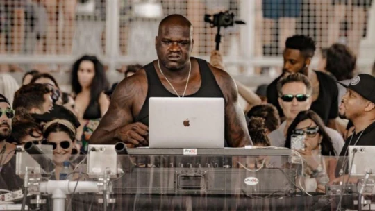 Bývalá basketbalová star Shaquille O&#8217;Neal jako největší DJ planety