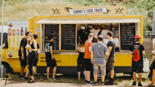 Byznys na čtyřech kolech. Poznejte příběhy českých foodtrucků