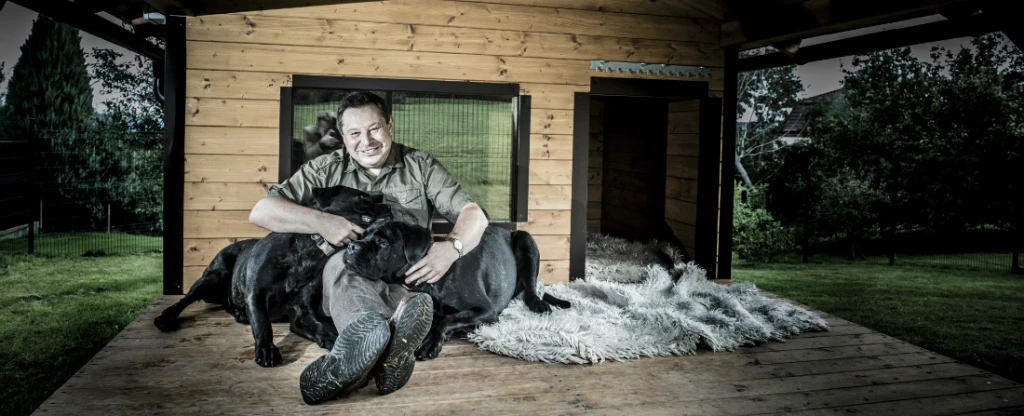 Miliárdář Evžen Korec zachraňuje medvěda na Valašsku. Chce ho uspat