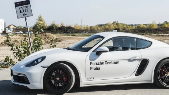 Cesta do budoucnosti. V&nbsp;porsche jsme vyrazili za elektrickým supersportem