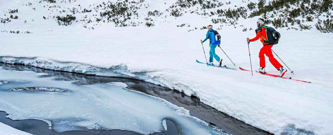 Lyžování jinak. Skitouring je trendy zimní sport, který stojí za to zkusit