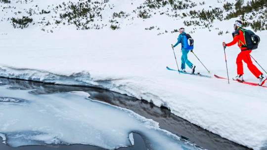 Lyžování jinak. Skitouring je trendy zimní sport, který stojí za to zkusit