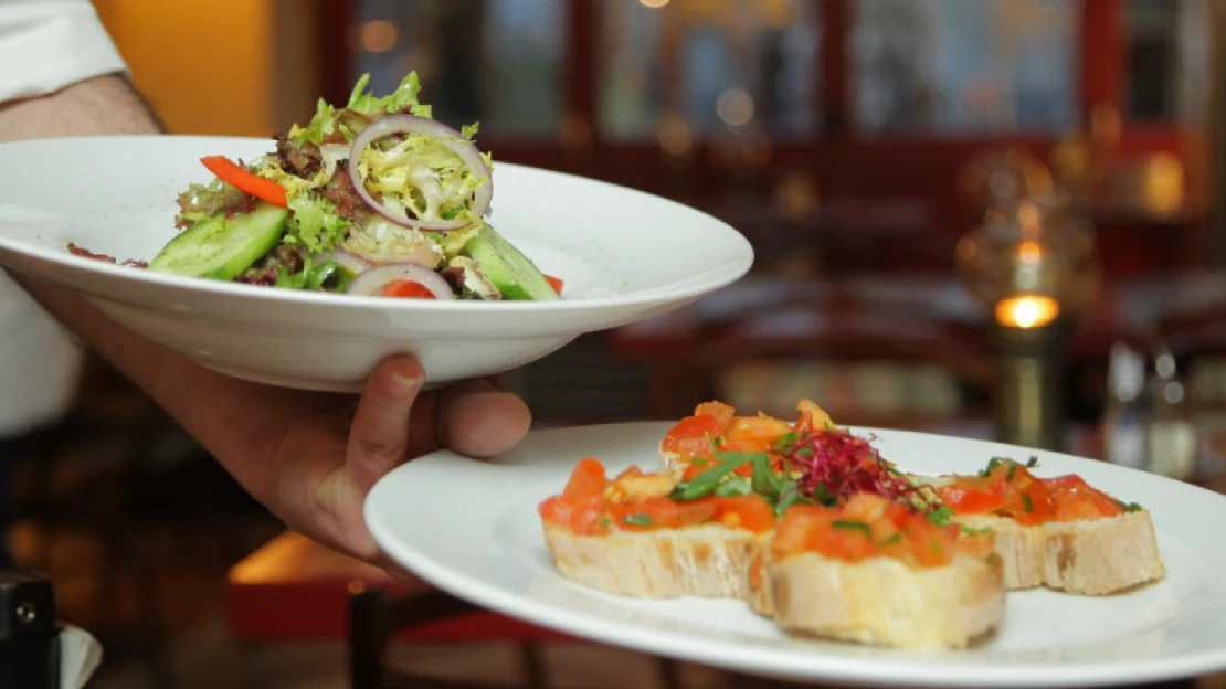 Příbory nachystat. Od pondělí můžou otevřít restaurace