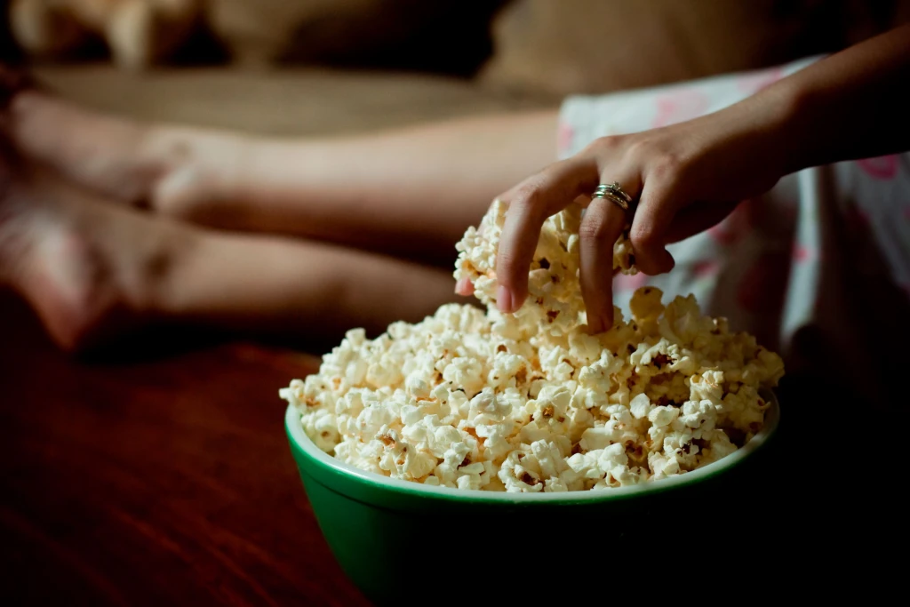 Co dělat, když se vám na silvestra nechce ven? Snězte hrozny, dejte si popcorn a&nbsp;vylezte na židli