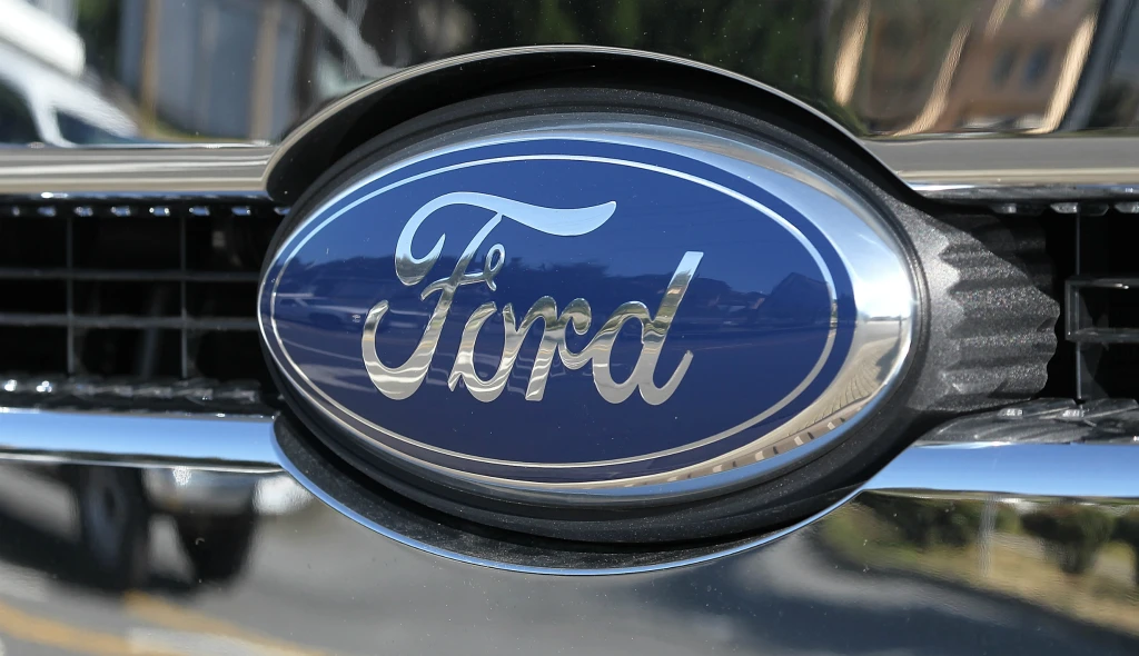 Fordu čtvrtletně klesl zisk skoro o čtvrtinu. Výnosy z akcií ale překonaly odhady