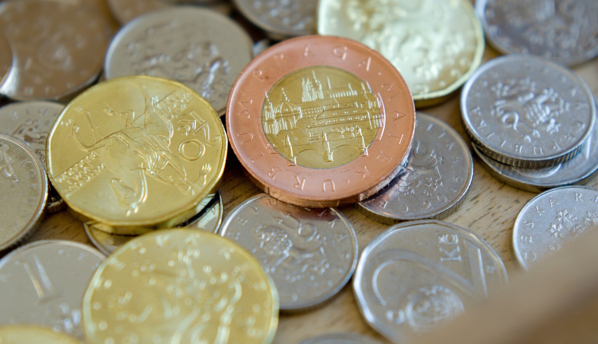 Koruna posílila k oběma měnám. K euru se dostala pod hranici 25 korun