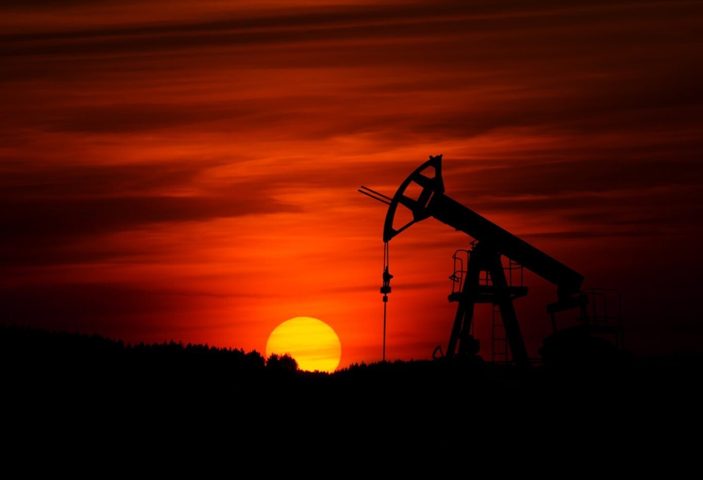 Rekordní zdražení ropy. Proč světu chybí kapacity a kdy se to projeví na pumpě?