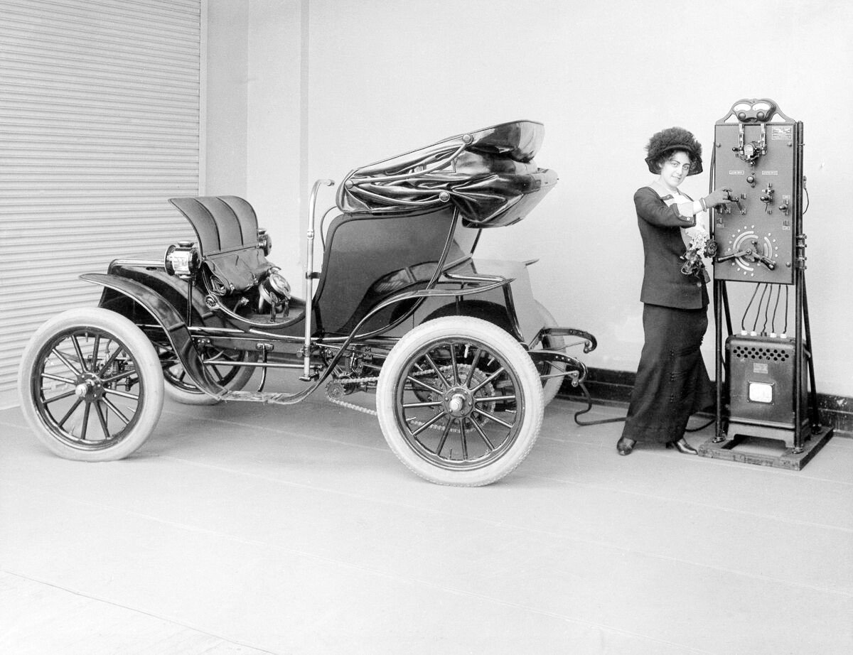 Proč elektromobily neuspěly a vracejí se až po 150 letech