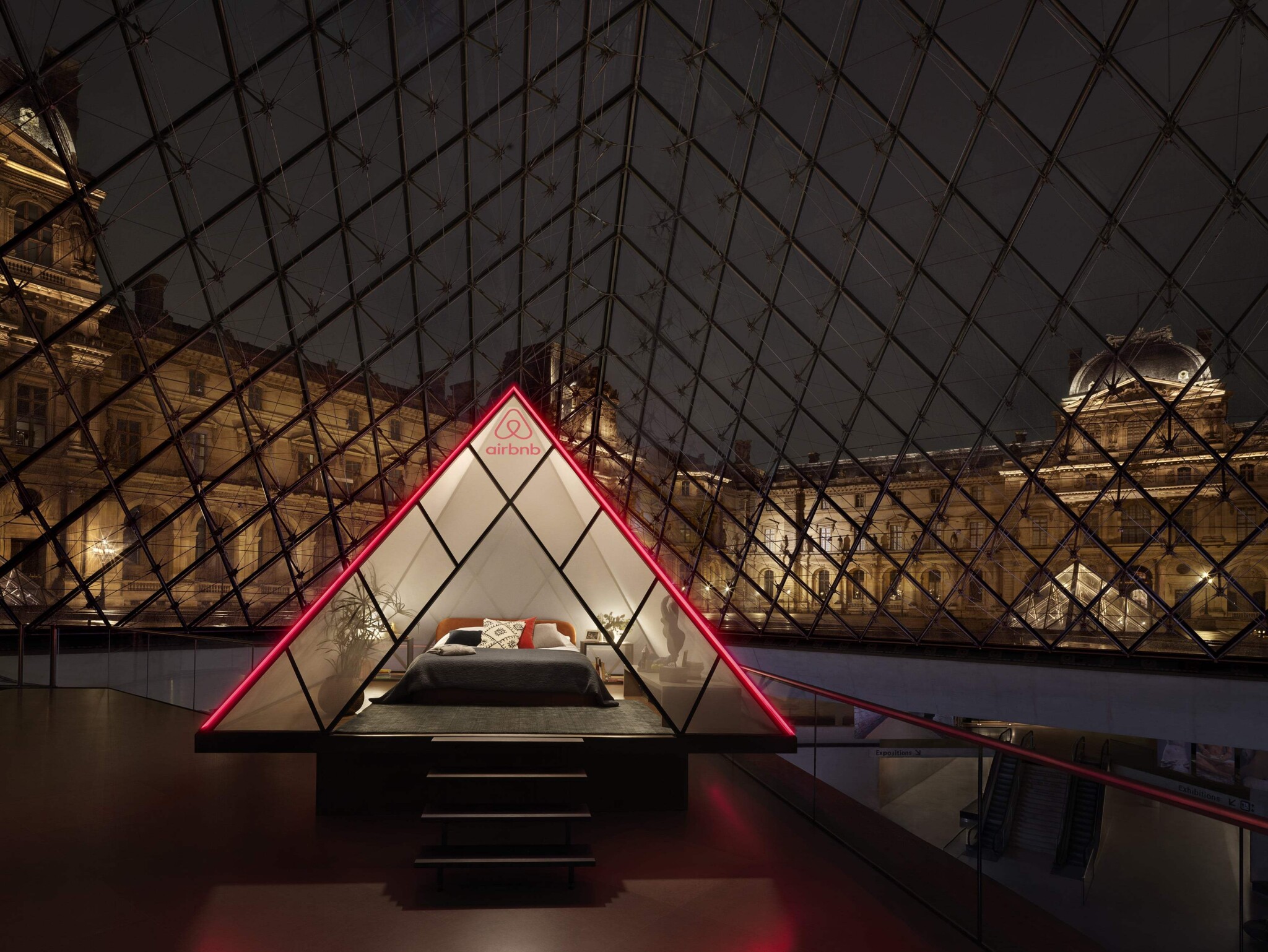 Můžete přespat v pyramidě Louvru. Stačí si ji pronajmout na Airbnb
